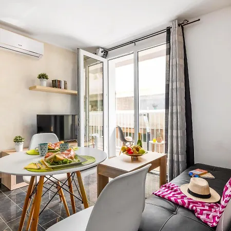 Apartment 1b Sofia Close Services Sea, Wifi!